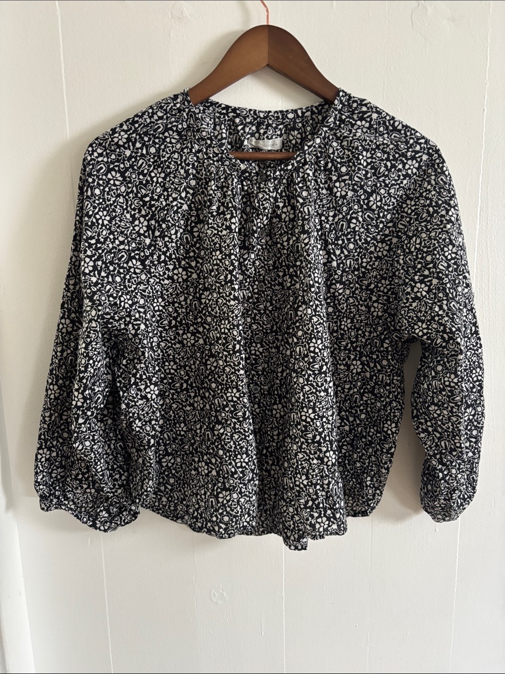 Outerknown Black & White Floral Peasant Blouse  100% organic cotton size small
